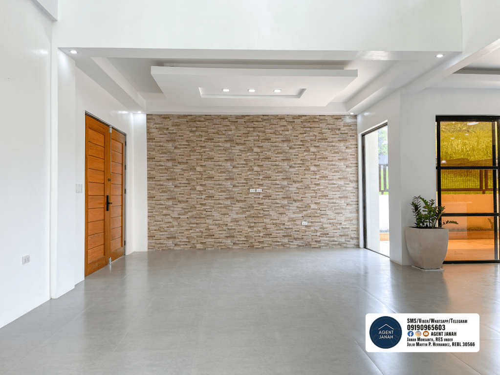 Foyer - RFO 6BR House & Lot in Sun Valley Estates